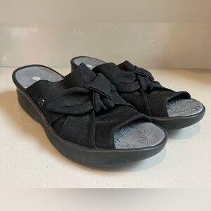 Bzees Smile Wedge Sandal Black Woman's 9.5 M Knotted Bow Slip On Stretch Fabric